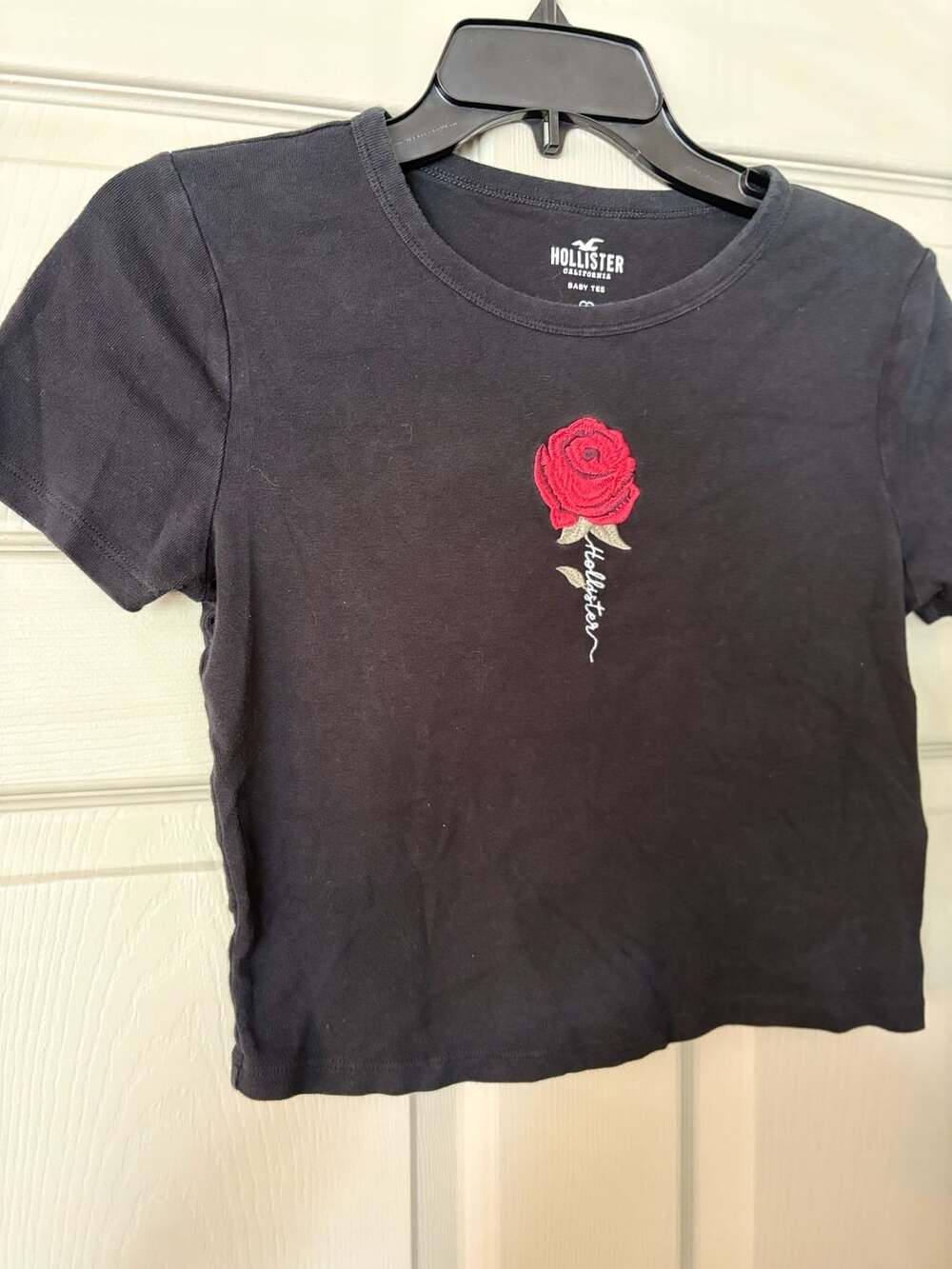 Hollister California Baby Tee Size S Black Embroidered Rose Crop Top
